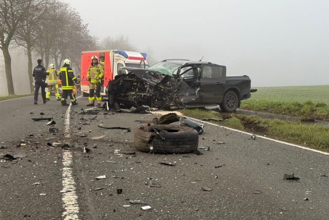 Ein Pick-Up und ein Traktor samt Anhänger stießen auf der Lippramsdorfer Straße in Lembeck zusammen.