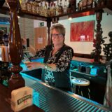 Martina Meissler steht hinter dem Tresen und zapft ein Bier.