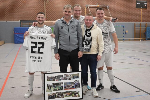 Abschied mit einem Turniersieg: In Waltrop überreichten (v.l.) Nico Wieke, Joel Göttken, Dennis Nöllecke und Niclas Klemm ein paar Geschenke an ihren scheidenden Trainer Andreas Klemm. Der 57-Jährige hatte viele der aktuellen Spieler der ersten Mannschaft des FC 26 schon vor 22 Jahren unter seinen Fittichen.