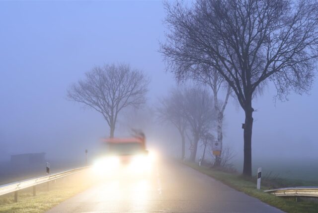 Ein Auto fährt bei Nebel auf einer Straße. (Symbolbild)