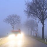 Ein Auto fährt bei Nebel auf einer Straße. (Symbolbild)