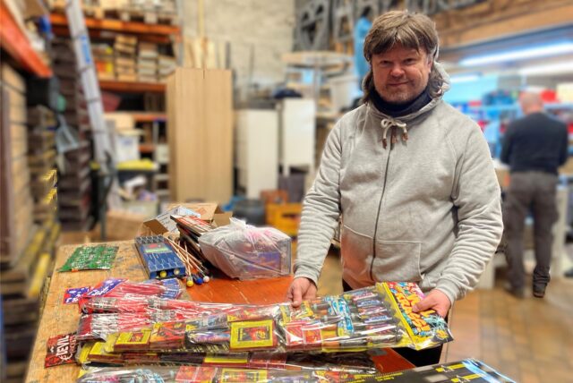 René Osterhage steht in seinem Feuerwerk-Megastore in Herten-Westerholt im Lager und hält eine Packunge Böller in den Händen.