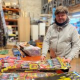 René Osterhage steht in seinem Feuerwerk-Megastore in Herten-Westerholt im Lager und hält eine Packunge Böller in den Händen.