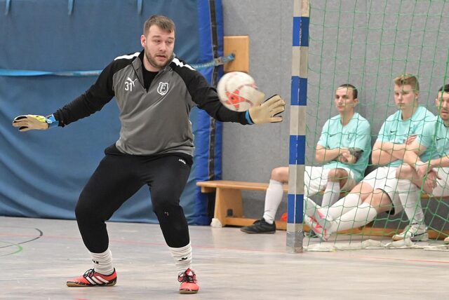 Als spielender Torwart unterwegs bei Eintracht Waltrop ist in der Halle Timo Siekirka.