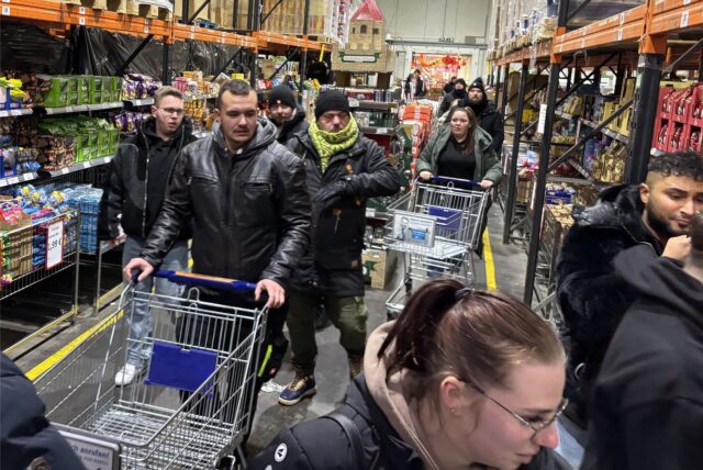 Die ersten Kunden strömen in die Lagerhalle von Scheidings Lagerverkauf im Gewerbegebiet in Dortmund-Oestrich.
