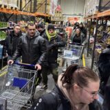 Die ersten Kunden strömen in die Lagerhalle von Scheidings Lagerverkauf im Gewerbegebiet in Dortmund-Oestrich.