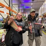 Bei Scheidings Lagerverkauf in Dortmund-Mengede waren die ersten Schnäppchenjäger unterwegs um sich mit Feuerwerkskörpern für Silvester einzudecken.
