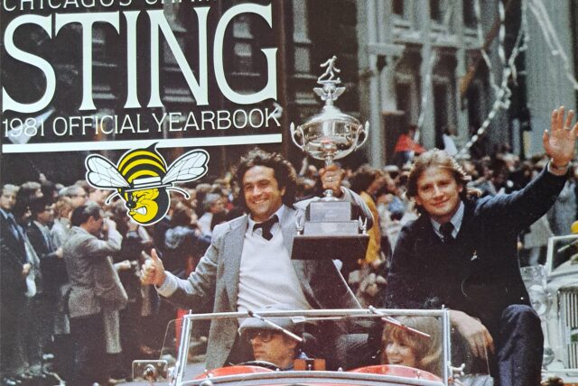 Ingo Peter (r.) fährt mit dem Meisterpokal durch die Straßen von Chicago.