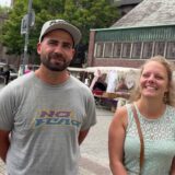 Selim Arslan und Rebecca Panke stehen nebeneinander auf dem Hertener Markplatz. Im Hintergrund die St. Antonius Kirche.