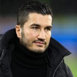 BVB-Trainer Nuri Sahin schaut zur Seite.