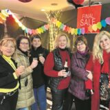 Conny Winselmann (l.) und Doris Grundfeld (M.) sagen ihren Kundinnen mit Sekt lebwohl.