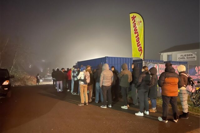 Eine lange Schlange vor dem Feuerwerk-Megastore.