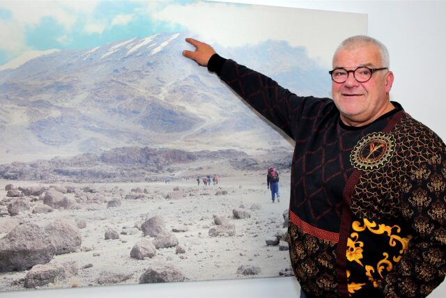 Ludwig Borger zeigt auf ein Foto vom Kilimandscharo.