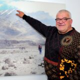 Ludwig Borger zeigt auf ein Foto vom Kilimandscharo.