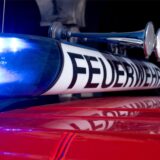 Ein Blaulicht auf einem Feuerwehrfahrzeug.