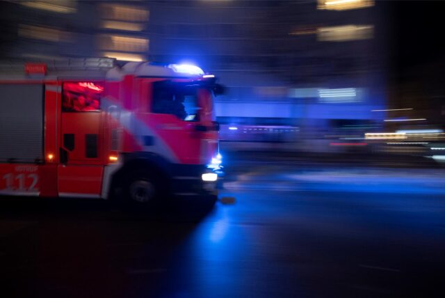 Ein Rettungswagen fährt mit Blaulicht.