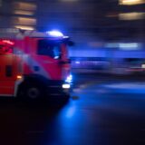 Ein Rettungswagen fährt mit Blaulicht.