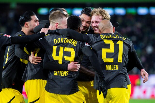 Die BVB-Speiler bejubeln einen Treffer.