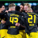 Die BVB-Speiler bejubeln einen Treffer.