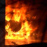 Einsatzkräfte der Bochumer Feuerwehr stehen in Bochum-Langendreer vor einer Lagerhalle, an der ein Großbrand ausgebrochen war.