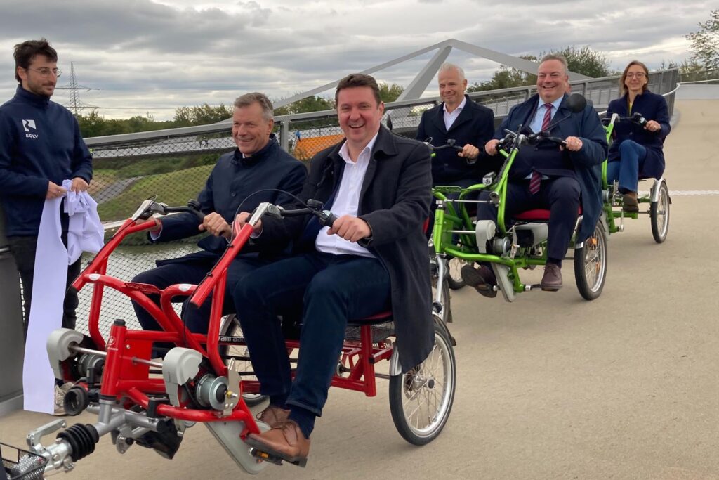 Die Feiern zur Freigabe des Sprungs über die Emscher am 30. September 2024 in Henrichenburg. Bürgermeister Rajko Kravanja fuhr in einem Offiziellen-Tross mit als erster über die Mega-Brücke. Die Feiern zur Freigabe des Sprungs über die Emscher am 30. September 2024 in Henrichenburg. Bürgermeister Rajko Kravanja fuhr in einem Offiziellen-Tross mit als erster über die Mega-Brücke.