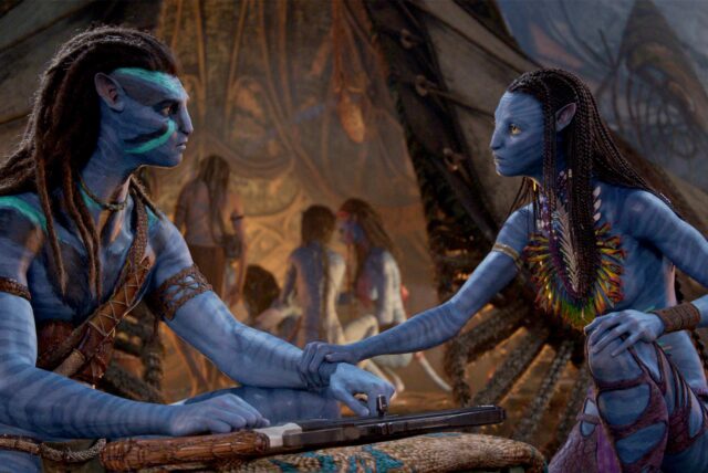 Jake Sully und Neytiri in einer Szene des Films „Avatar 2: The Way Of Water“