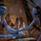 Jake Sully und Neytiri in einer Szene des Films „Avatar 2: The Way Of Water“
