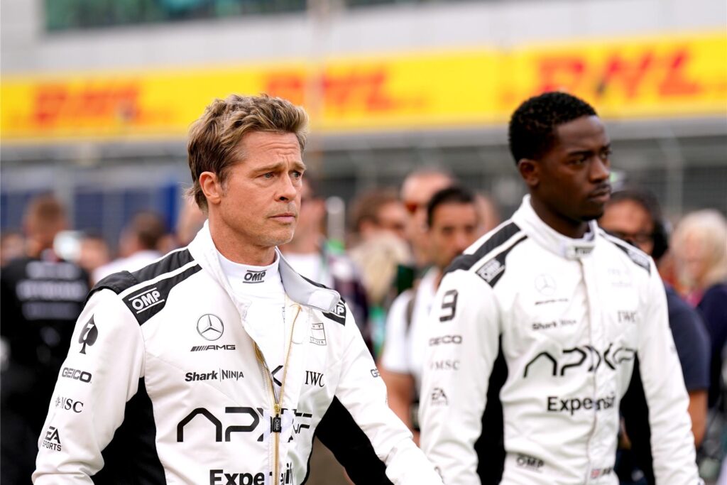 US-Hollywood-Star Brad Pitt und Damson Idris, Schauspieler aus Großbritannien, gehen bei den Dreharbeiten für einen neuen Formel-1-Film durchs Fahrerlager. US-Hollywood-Star Brad Pitt und Damson Idris, Schauspieler aus Großbritannien, gehen bei den Dreharbeiten für einen neuen Formel-1-Film durchs Fahrerlager.
