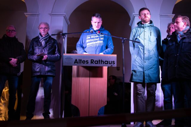 Geschlossen präsentierten sich Lutz Ludwig (FDP), Bernd Schwane (CDU), Bürgermeister Tobias Stockhoff, Swen Coralic (SPD), Claas Römer (Grüne) und Dirk Groß (SPD) im Januar auf der Bühne vor dem Alten Rathaus. Rund 5000 Menschen setzten bei der Demonstration ein Zeichen für die Demokratie (von links).