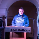 Geschlossen präsentierten sich Lutz Ludwig (FDP), Bernd Schwane (CDU), Bürgermeister Tobias Stockhoff, Swen Coralic (SPD), Claas Römer (Grüne) und Dirk Groß (SPD) im Januar auf der Bühne vor dem Alten Rathaus. Rund 5000 Menschen setzten bei der Demonstration ein Zeichen für die Demokratie (von links).