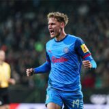 Phil Harres (Holstein Kiel) jubelt über ein Tor.