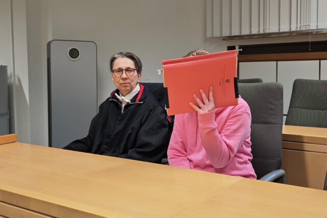 Voll geständig: Die Angeklagte neben ihrer Verteidigerin Christin Riemann im Essener Landgericht.