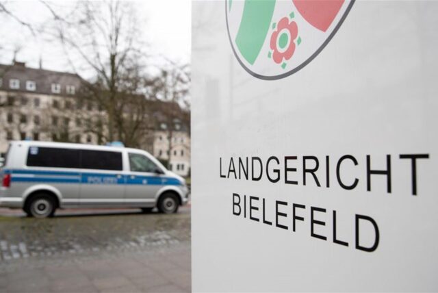 Ein Polizeibus steht vor dem Landgericht Bielefeld.