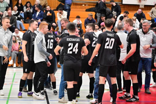 Im Januar 2024 jubelten die Seniorenfußballer des FC 26 Erkenschwick, die in der vergangenen Saison nahezu alles abräumten.