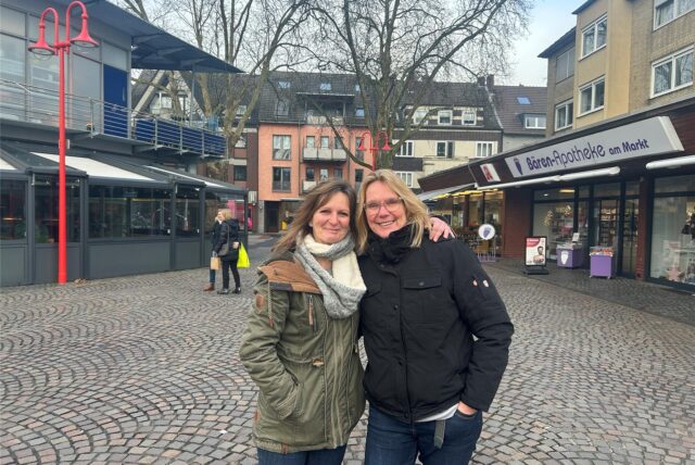 Eine Frau in grüner und eine in schwarzer Jacke stehen auf dem Neumarkt in Datteln.