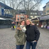 Eine Frau in grüner und eine in schwarzer Jacke stehen auf dem Neumarkt in Datteln.