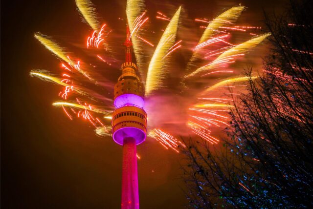 Feuerwerk am Himmel über dem Florianturm im Westfalenpark in Dortmund.