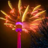 Feuerwerk am Himmel über dem Florianturm im Westfalenpark in Dortmund.