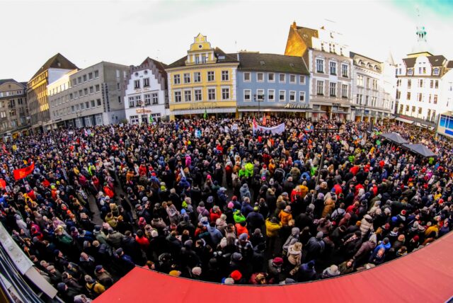 Eine Menschenmenge steht auf dem Altstadtmarkt in Recklinghausen.