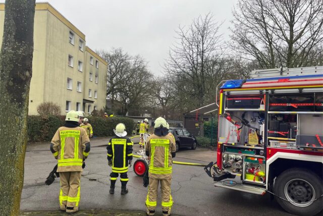 Die Kräfte der Freiwilligen Feuerwehr Waltrop löschten am Montagnachmittag den Brand in einem Keller in Waltrop.