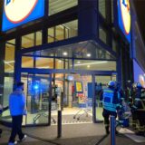 Feuerwehrleute und Blaulicht vor dem Lidl-Markt bei Nacht