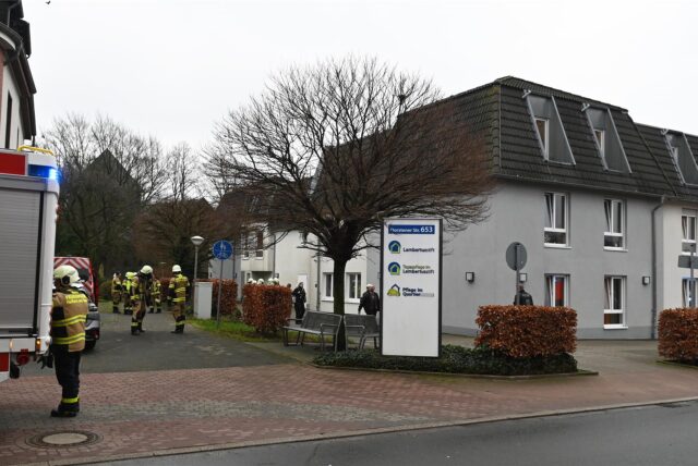 Altenwohnhaus Lambertusstift mit Feuerwehrleuten