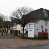 Altenwohnhaus Lambertusstift mit Feuerwehrleuten