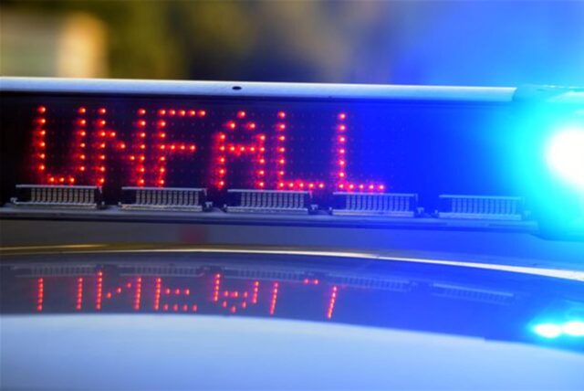 Auf einem Polizeifahrzeug warnt eine Leuchtschrift vor einer Unfallstelle (Illustration).