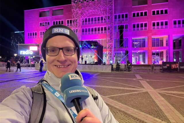 Reporter Tim Ruben Weimer berichtet live vom Beginn der Silvester-Party auf dem Dortmunder Friedensplatz.