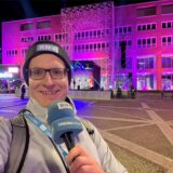 Reporter Tim Ruben Weimer berichtet live vom Beginn der Silvester-Party auf dem Dortmunder Friedensplatz.
