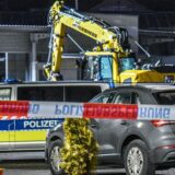 Ein Bagger steht nach einer mutmaßlichen Amokfahrt neben einem Autohaus in Tauberbischofsheim.