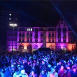 Viele Menschen stehen an Silvester vor dem Dortmunder Rathaus, um zu feiern.