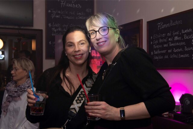 Zwei Frauen mit Cocktails