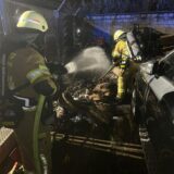 Zwei Feuerwehrleute löschen einen Kleinbrand.